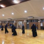 青島剣道スポーツ少年団<!--中部 設立年	1973 年	館長・代表	堀田公一郎 稽古場所	426-0034 静岡県藤枝市駅前3-21-1 藤枝市武道館 （公営武道館） 稽古日時	 【月】18：00～20：40  【木】18：00～20：40  【金】18：30～20：30  【土】18：00～20：40 費用	  入会金／3000円  月謝／小学生3000円、中学生2000円  後援会費／(月謝に含む)円   保険等／(月謝に含む)円 指導内容	少年／○ 一般／○  入門可能年齢	年長以上	募集時期	その他 ４月、９月、１月 入会希望連絡	 堀田公一郎 電話: 090-4231-6610  FAX: 054-635-1533 sanhori@crest.ocn.ne.jp-->